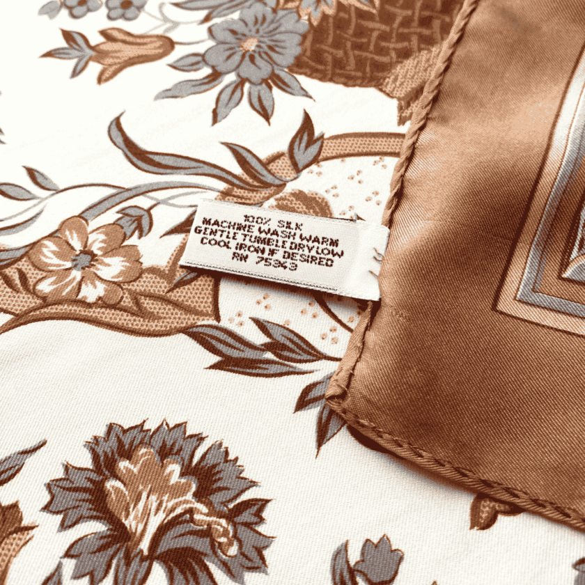 Accessoires en soie femme – détail étiquette 100% soie Carré Corbeille vintage Albertazzi, bordure dorée satinée et ourlet cousu sur fond ivoire