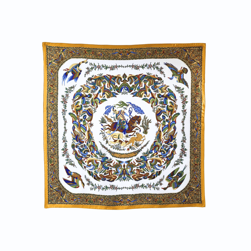 Carré Chasse foulard en soie fabrication française vintage — scène de chasse cavalier oiseaux chiens fond blanc ivoire, bordure ambre dorée 88x87cm