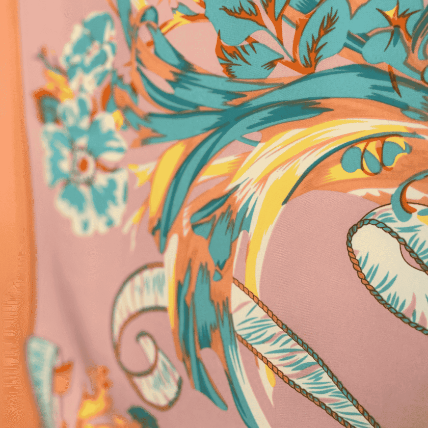 Foulard carré femme soie fleuri vintage – détail plumes et volutes teal et jaune sur fond rose poudré, bordure abricot, texture soie satinée