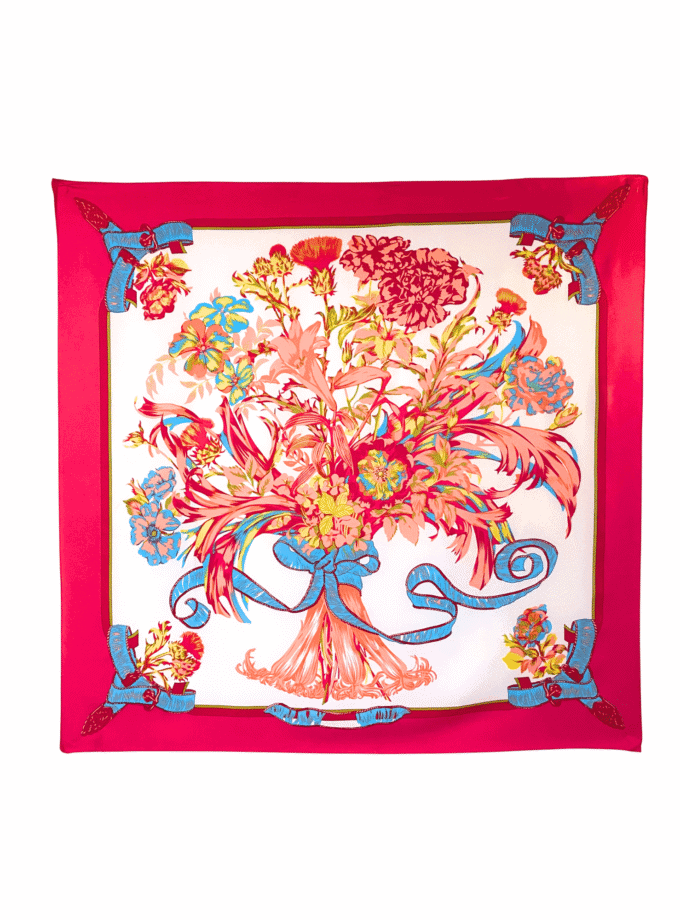 Cadeau en soie femme – grand carré fleuri vintage 90×90 cm, bouquet fuchsia et corail noué d'un ruban bleu, bordure fuchsia sur fond ivoire