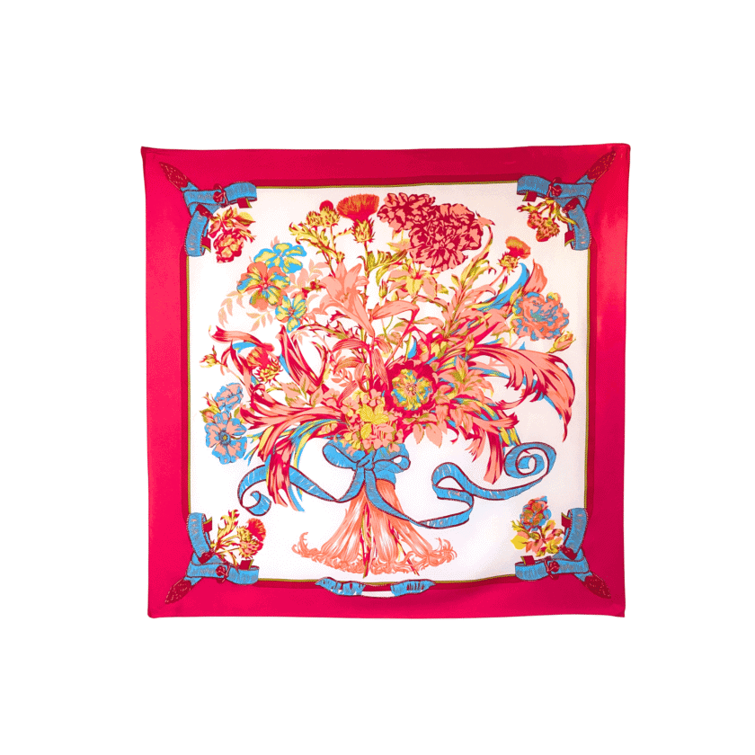 Cadeau en soie femme – grand carré fleuri vintage 90×90 cm, bouquet fuchsia et corail noué d'un ruban bleu, bordure fuchsia sur fond ivoire
