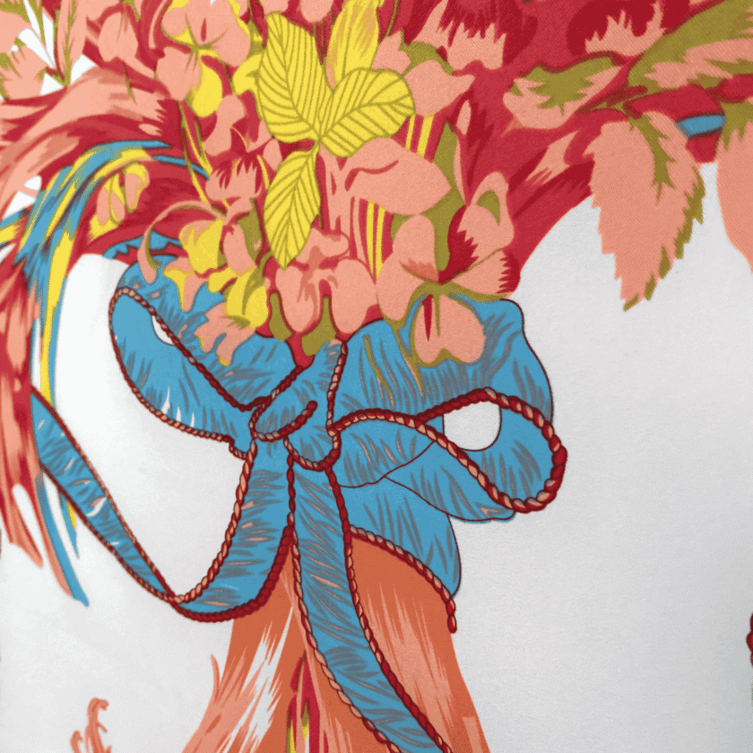 Cadeau en soie femme – détail foulard fleuri vintage, grand nœud ruban bleu à liseré tressé bordeaux, bouquet corail et fuchsia sur fond ivoire