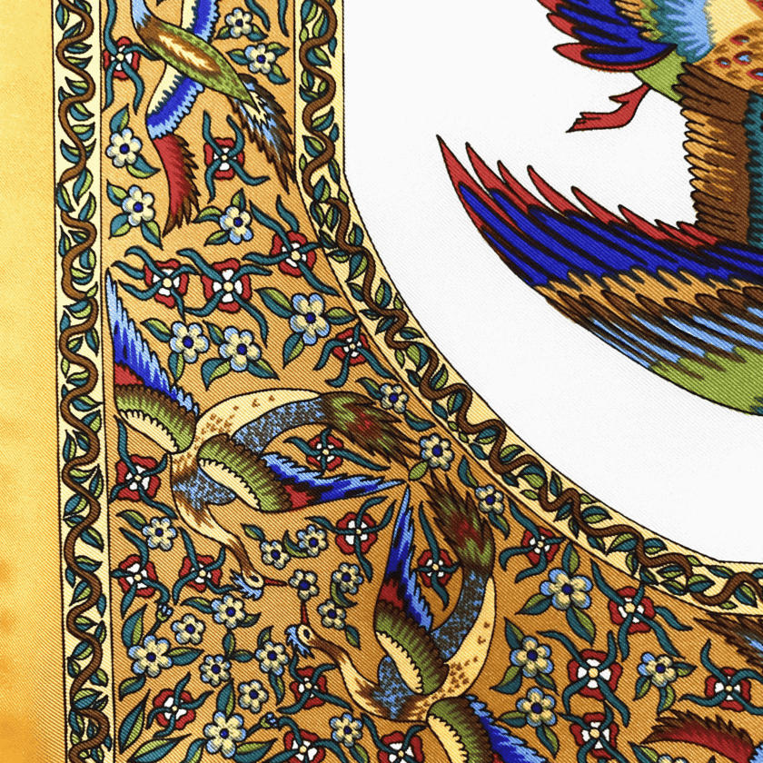 Détail coin Carré Chasse — bordure ambre dorée arabesques florales et oiseaux, ourlet roulé à la main, soie twill vintage A.E. Canova
