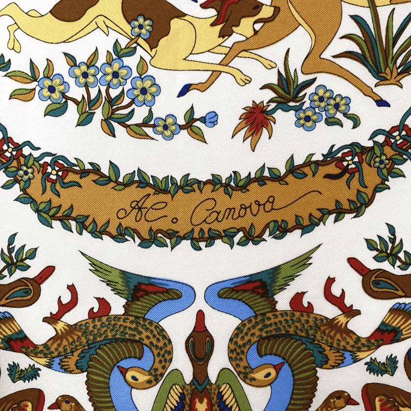 Détail Carré Chasse — signature A.E. Canova cartouche doré, chiens et cerfs fond blanc, foulard en soie vintage pièce unique