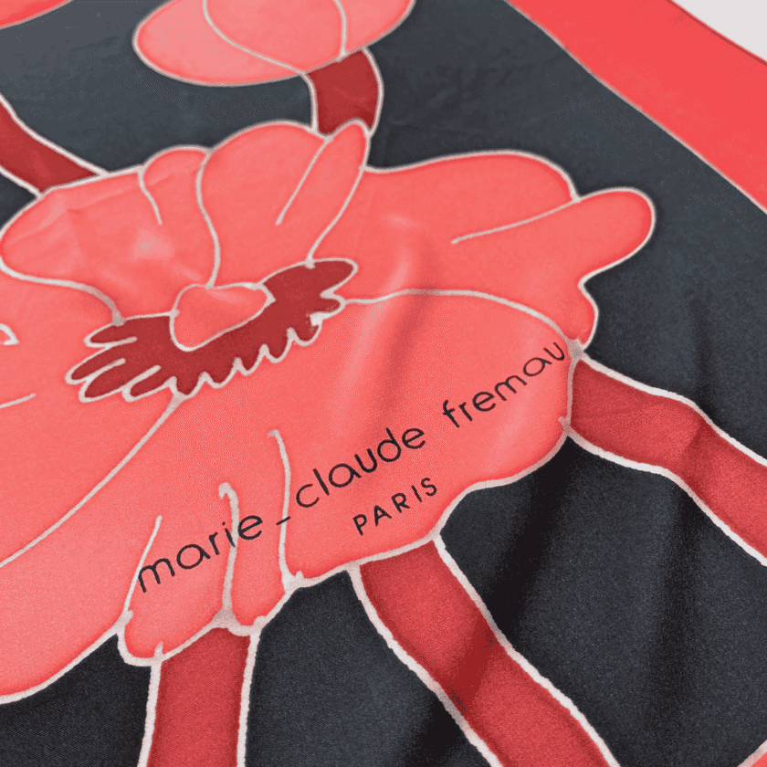 Foulard soie naturelle femme vintage – détail signature Marie-Claude Fremau Paris, fleur corail et tiges sur fond noir, tombé satiné