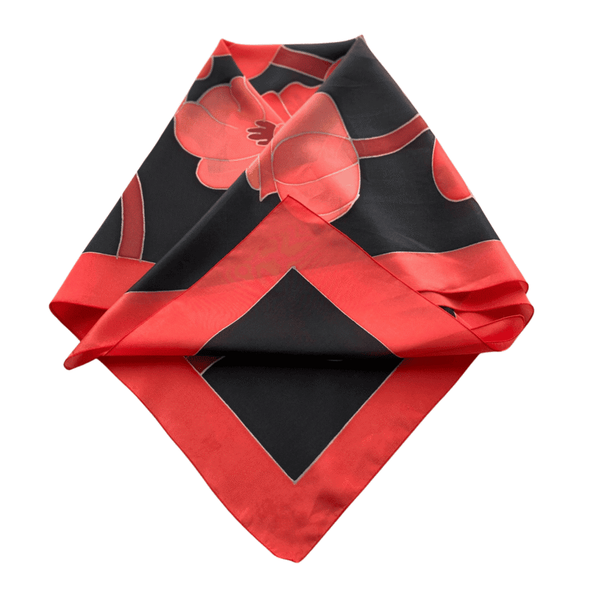 Foulard soie naturelle femme vintage plié en losange – bordure rouge satinée et fond noir, motif floral corail, tombé souple
