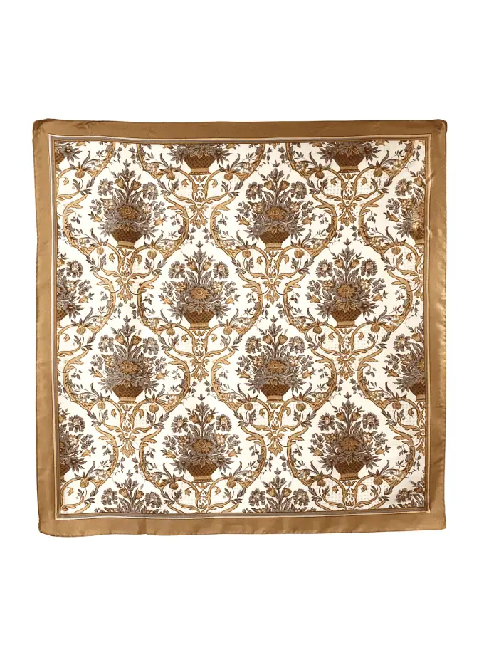 Accessoires en soie femme – Carré Corbeille vintage Albertazzi Italie, motif all-over corbeilles fleuries et arabesques dorées sur fond ivoire, bordure dorée satinée, 86×86 cm