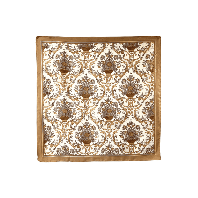 Accessoires en soie femme – Carré Corbeille vintage Albertazzi Italie, motif all-over corbeilles fleuries et arabesques dorées sur fond ivoire, bordure dorée satinée, 86×86 cm