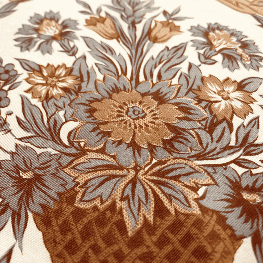 Accessoires en soie femme – détail bouquet de fleurs or et taupe, corbeille tressée, impression fine sur soie italienne fond ivoire
