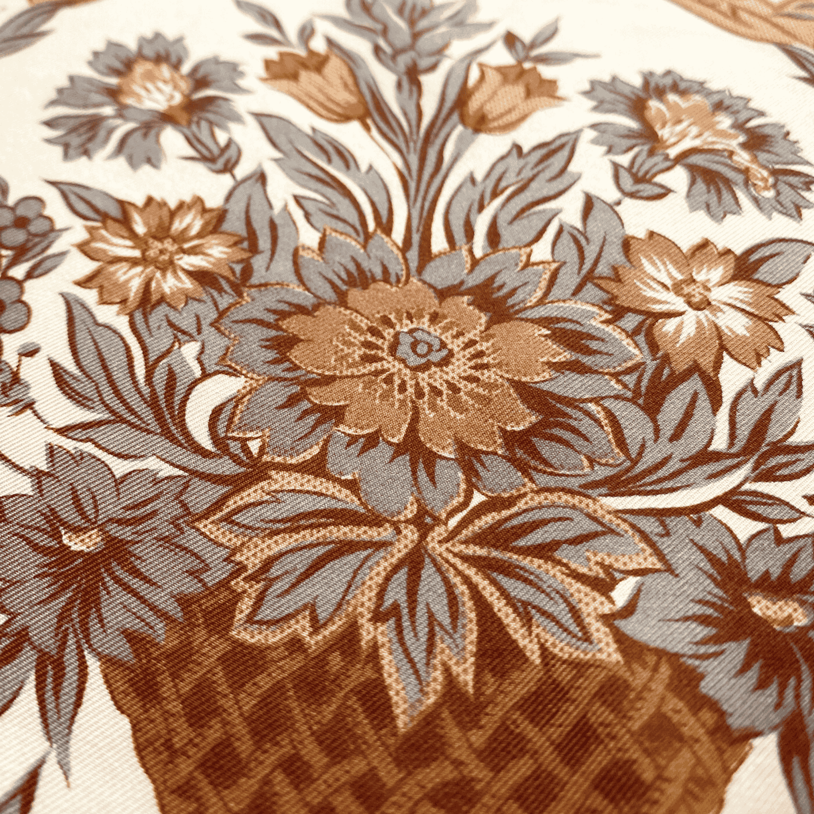 Accessoires en soie femme – détail bouquet de fleurs or et taupe, corbeille tressée, impression fine sur soie italienne fond ivoire