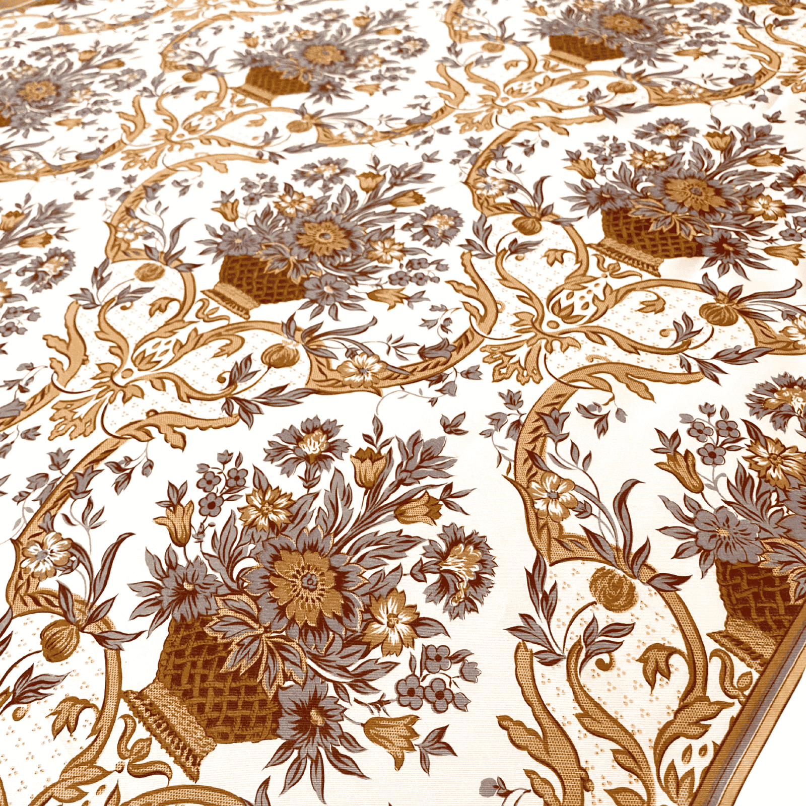 Accessoires en soie femme – détail motif en répétition Carré Corbeille, corbeilles fleuries et arabesques or et taupe sur fond ivoire, soie italienne Albertazzi