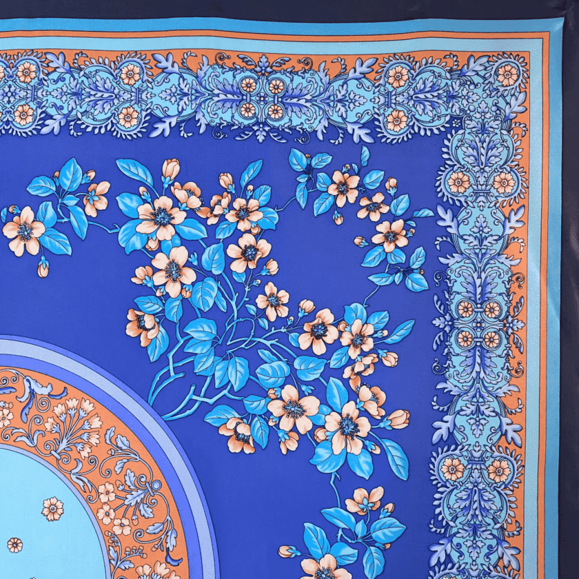 Détail coin Carré Dôme — branche florale pêche et turquoise fond bleu roi, bordure arabesques orange, grand foulard soie vintage italien