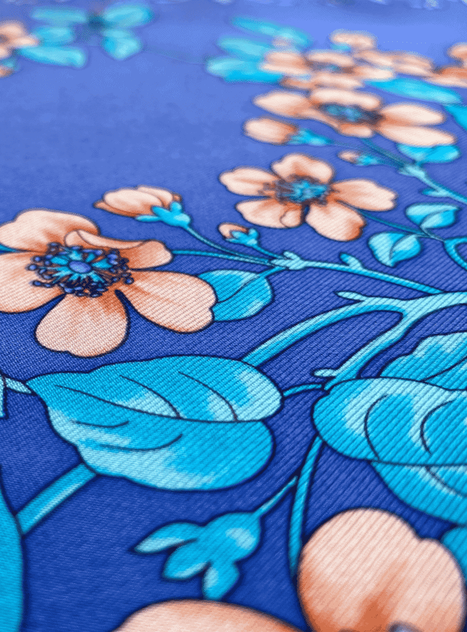 Carré Dôme — Grand foulard femme soie vintage, mandala floral bleu roi