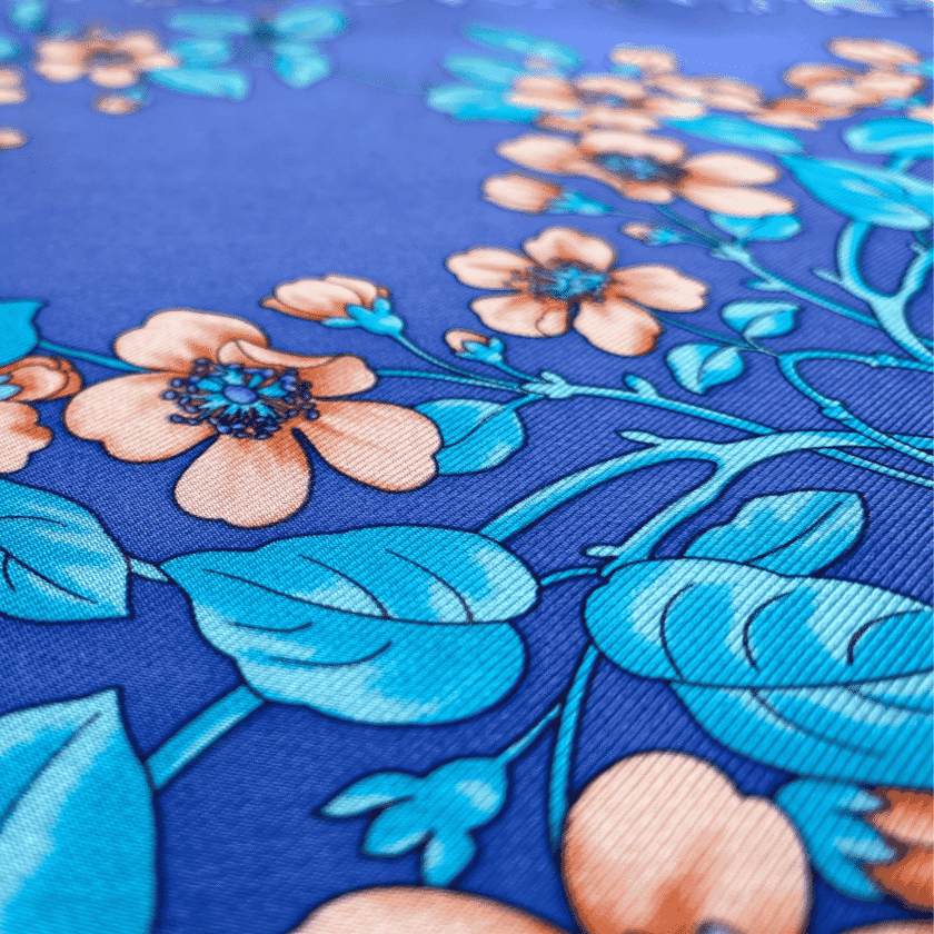 Détail Carré Dôme — fleurs pêche et feuilles turquoise sur fond bleu roi, twill soie italienne satinée, grand foulard femme soie vintage Laura Biagiotti
