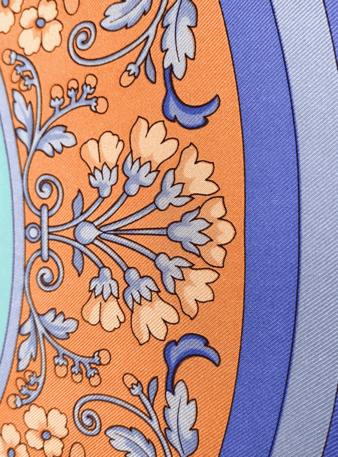 Carré Dôme — Grand foulard femme soie vintage, mandala floral bleu roi