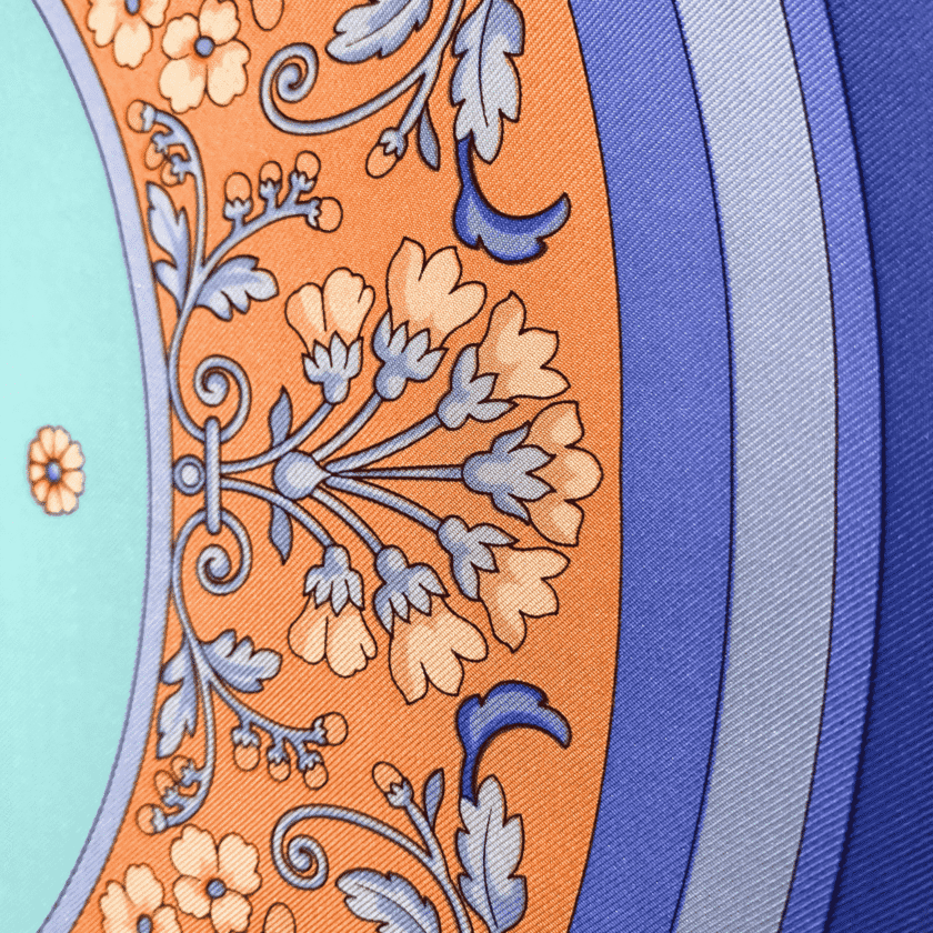 Carré Dôme — Grand foulard femme soie vintage, mandala floral bleu roi – Image 4