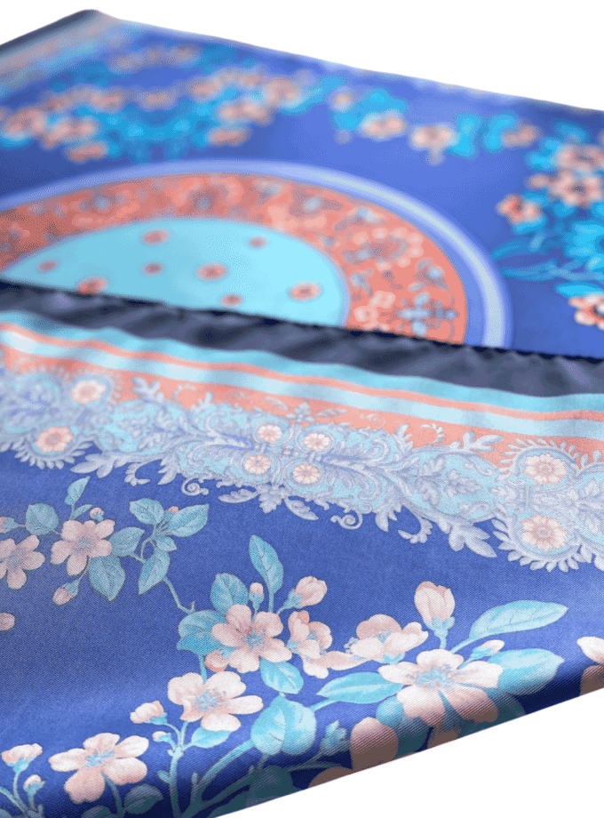 Carré Dôme — Grand foulard femme soie vintage, mandala floral bleu roi