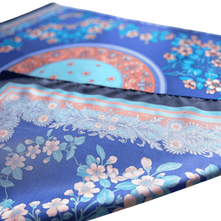Carré Dôme plié tranche — bord marine surjeté, soie italienne satinée Laura Biagiotti, grand foulard femme soie vintage