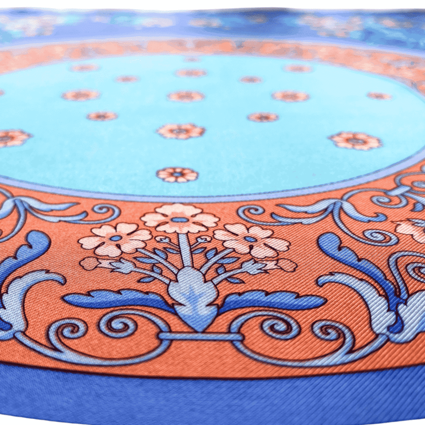 Carré Dôme — Grand foulard femme soie vintage, mandala floral bleu roi – Image 5