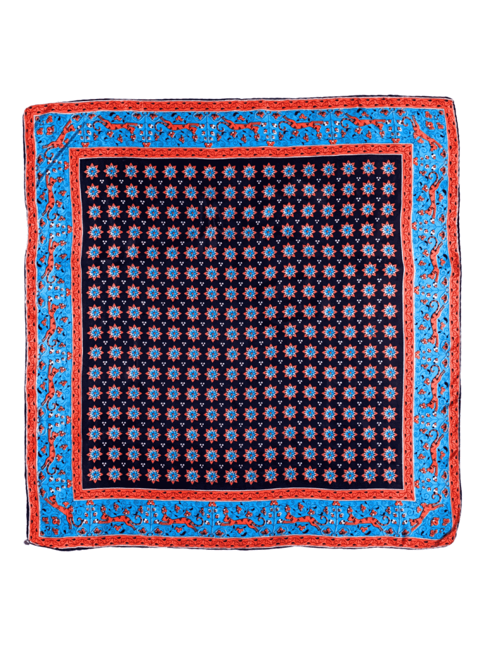 Carré de soie femme luxe vintage — étoiles géométriques fond noir, guépards rouge brique et bleu azur, soie italienne 87x84cm