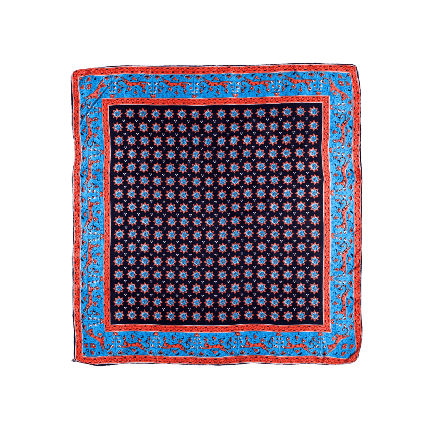 Carré de soie femme luxe vintage — étoiles géométriques fond noir, guépards rouge brique et bleu azur, soie italienne 87x84cm