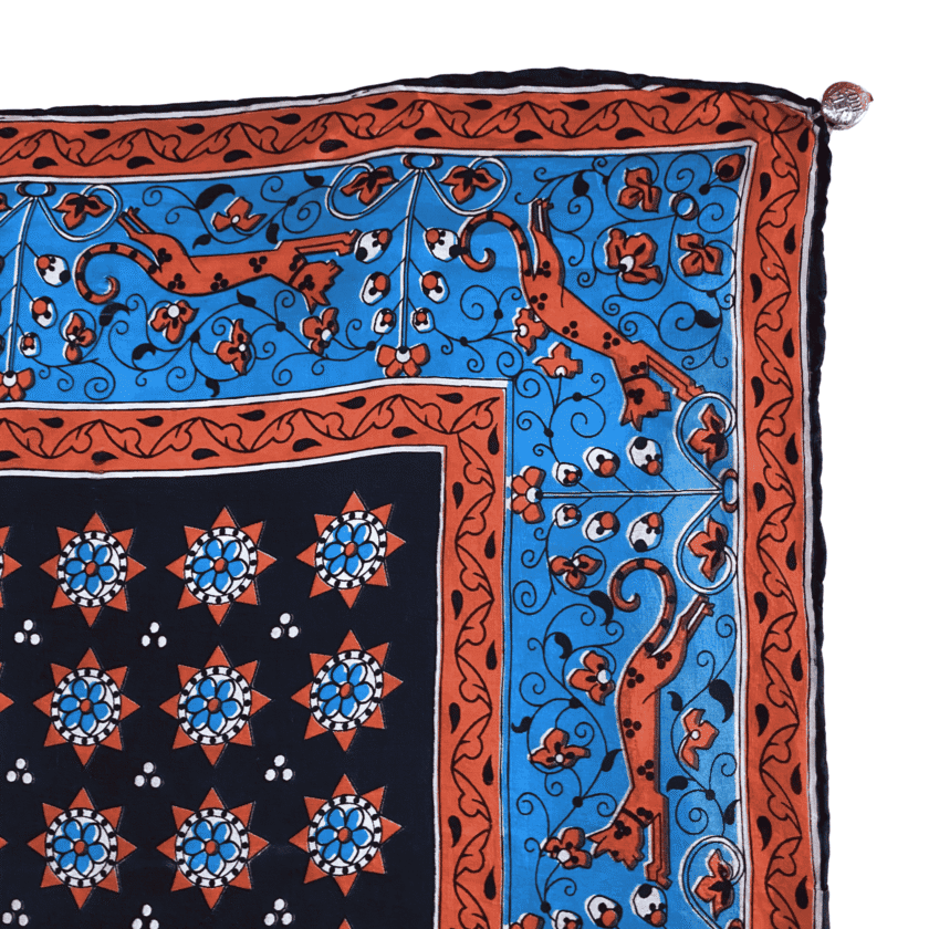 Détail coin Carré Étoile — ourlet roulé à la main, bordure guépards bleu azur et rouge brique, soie italienne vintage