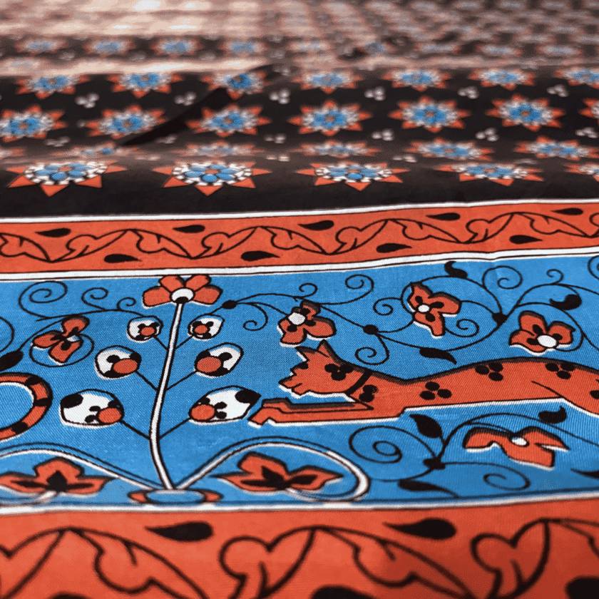 Carré Étoile drapé — détail bordure guépard bleu azur et rouge brique, soie italienne 100% mat, carré de soie luxe vintage