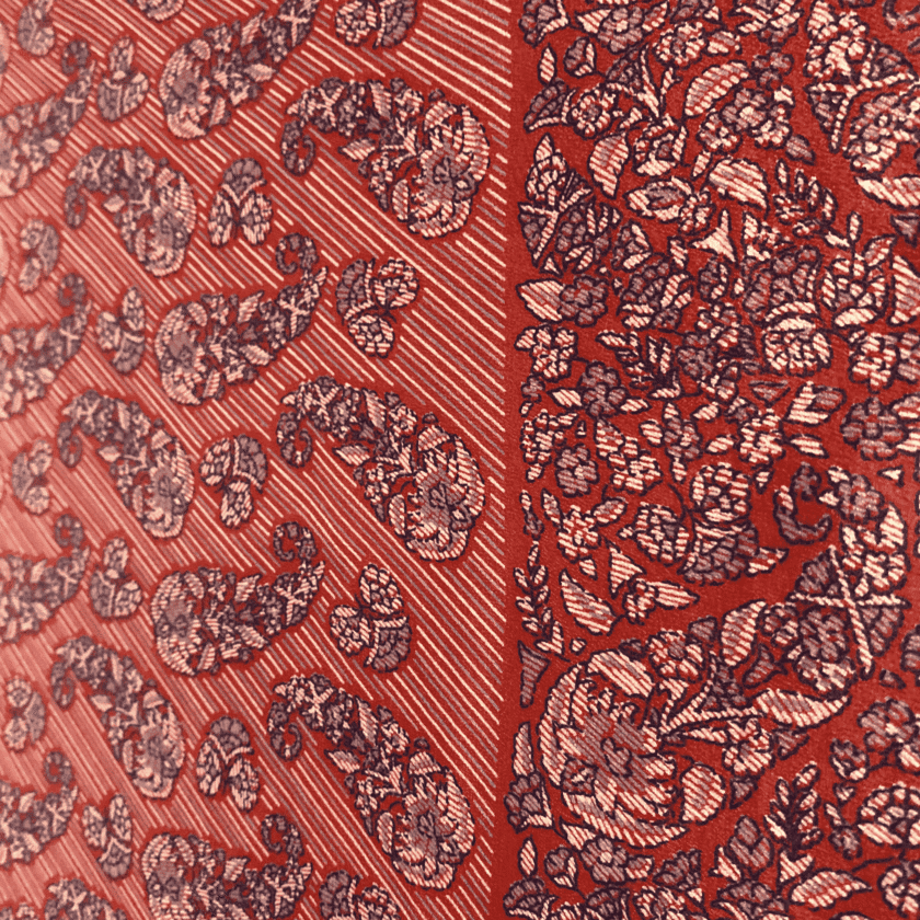 Foulard soie luxe vintage Galitzine – détail motif paisley floral bordeaux et rose sur fond rayé diagonal rouge corail, impression fine soie opaque