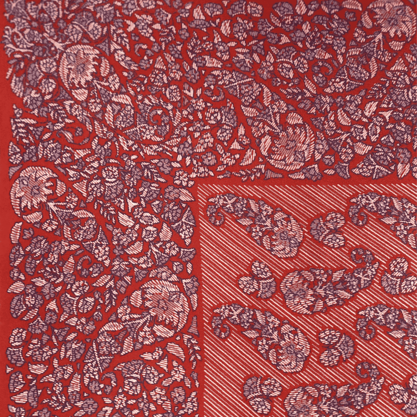 Foulard soie luxe vintage Galitzine – détail transition entre bordure florale dense bordeaux et centre paisley diagonal sur fond rouge