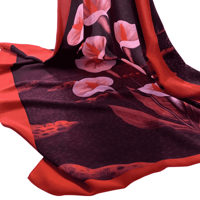Carré Lys drapé vue ensemble — foulard soie femme chic vintage, arums rose bordeaux, bordure écarlate, paysage nocturne, soie 100% pièce unique