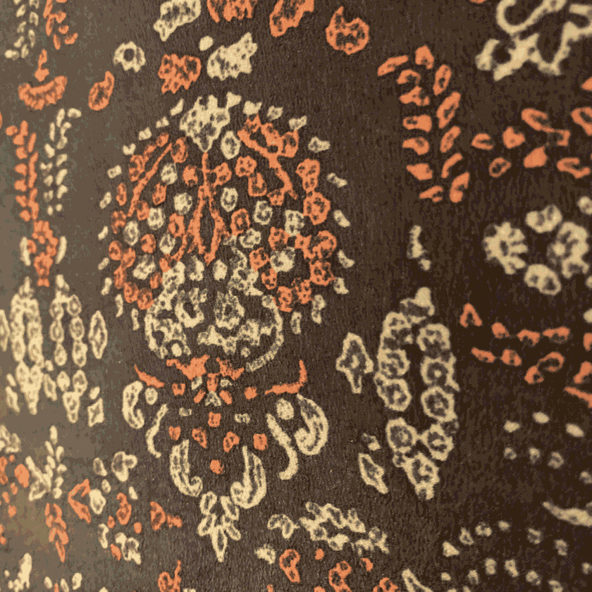 Foulard soie made in France vintage Molyneux – détail médaillon floral tabac, terracotta et ivoire, impression fine sur soie opaque
