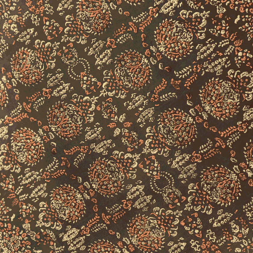 Foulard soie made in France vintage Molyneux – détail motif en répétition, médaillons floraux tabac, terracotta et ivoire sur fond brun profond