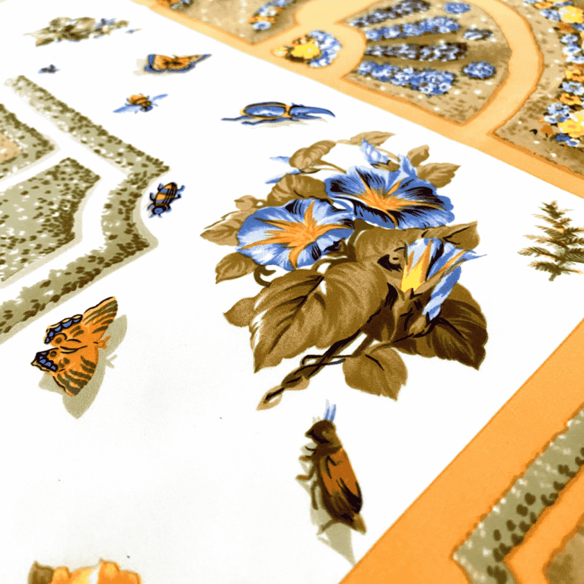 Foulard en soie imprimé femme vintage – détail bouquet de volubilis bleus, papillons et insectes sur fond ivoire, bordure abricot