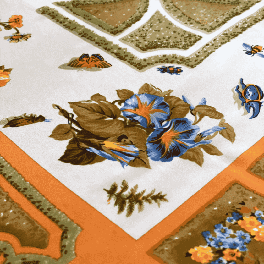 Foulard en soie imprimé femme vintage – détail coin avec grandes fleurs bleues, papillons et insectes sur fond ivoire, bordure abricot