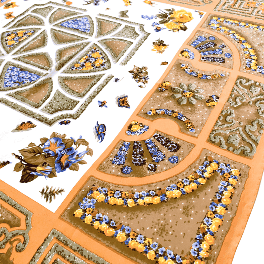 Foulard en soie imprimé femme vintage – détail médaillon central et guirlandes de fleurs bleues et jaunes sur fond abricot