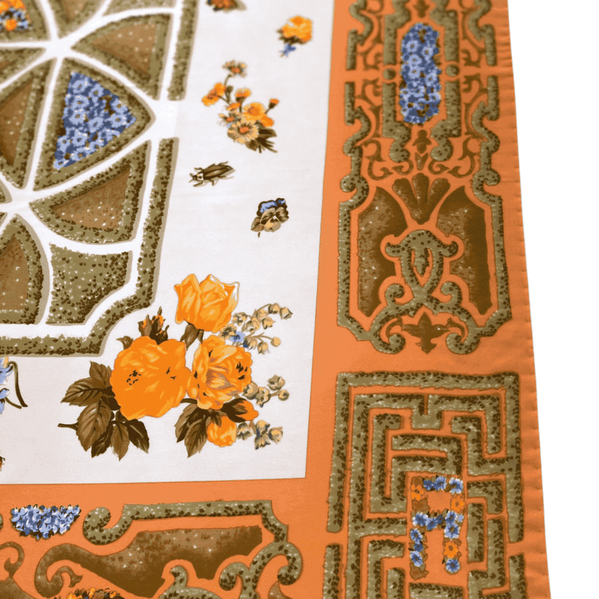 Foulard en soie imprimé femme vintage – détail bouquet de roses orangées, motif labyrinthe et arabesques sur bordure abricot vert olive