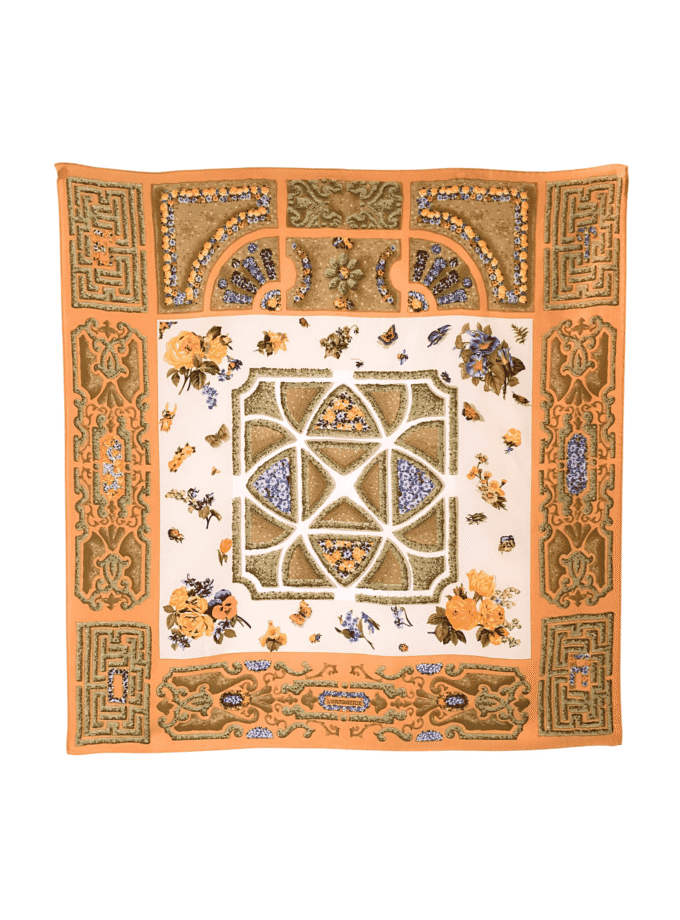 Foulard en soie imprimé femme vintage – Carré L'Orangerie, motif jardin botanique, tons abricot et vert olive, 90×86 cm