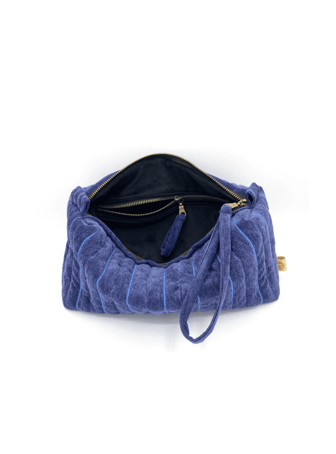Trousse de toilette fait main velours côtelé bleu chambray ouverte — zip laiton vieilli et intérieur velours noir, fabriquée à Lyon