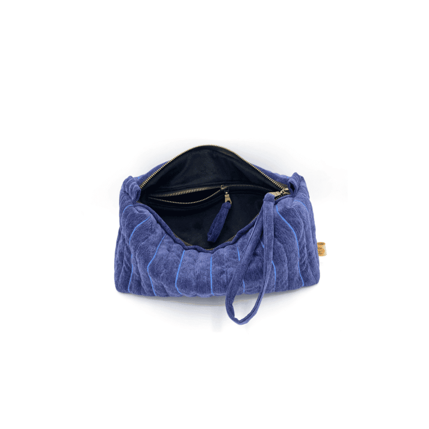 Trousse de toilette fait main velours côtelé bleu chambray ouverte — zip laiton vieilli et intérieur velours noir, fabriquée à Lyon
