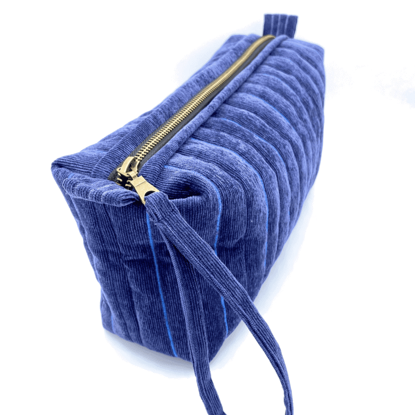 Rec Baie de profil — curseur zip laiton vieilli, velours côtelé bleu chambray matelassé, anse assortie, fabriquée à Lyon