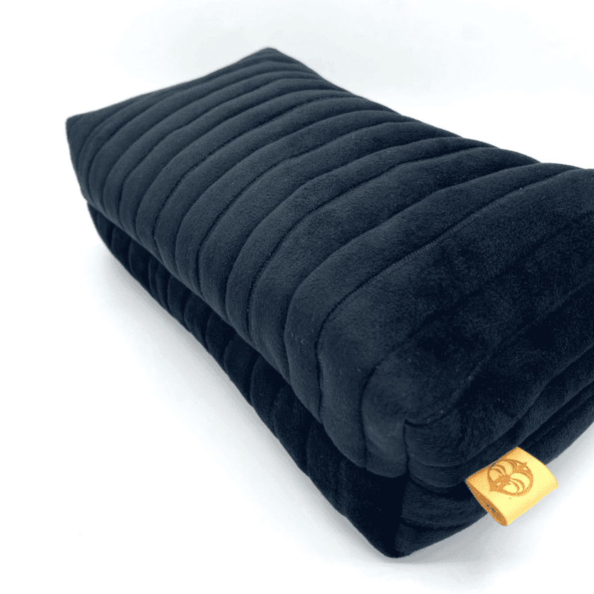 Rec Côte fermée — trousse de voyage velours noir matelassé larges côtes, étiquette cuir moutarde gravé, fabriquée à Lyon