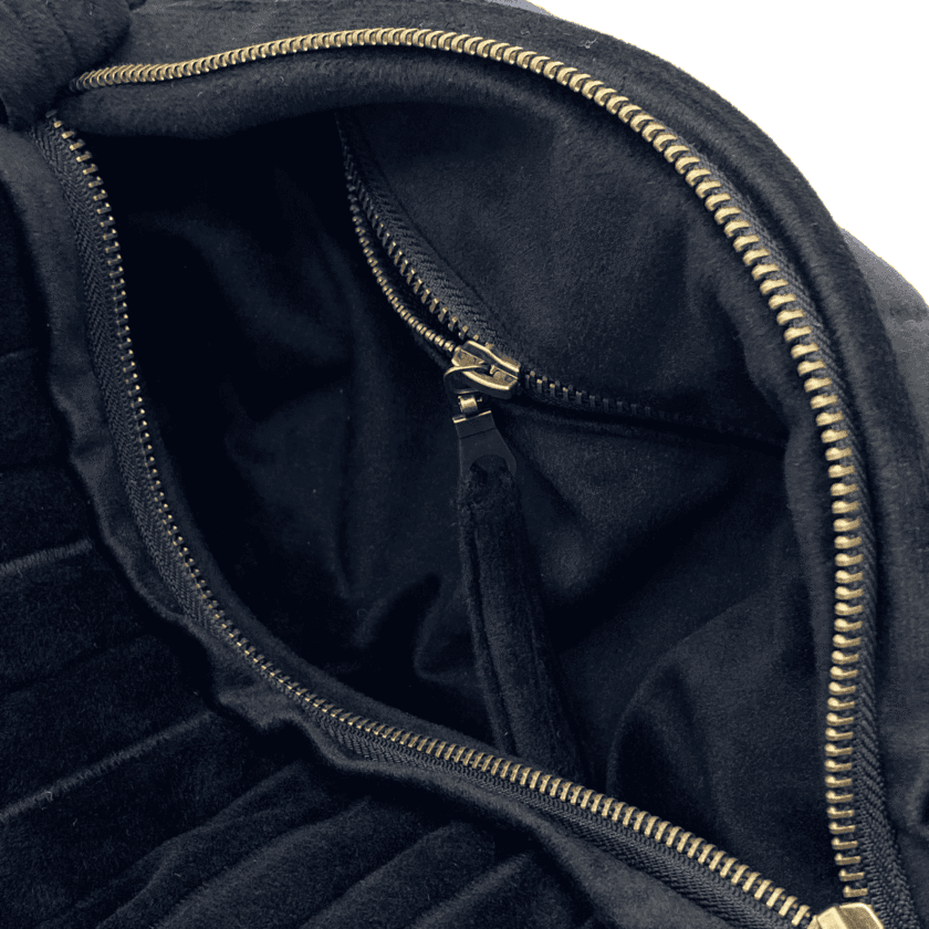 Intérieur velours noir de la Rec Côte — poche zippée laiton vieilli, doublure velours noir, trousse de voyage fabriquée à Lyon