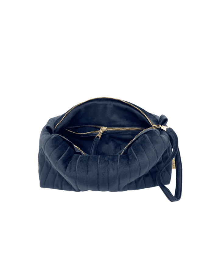 Trousse de voyage velours noir larges côtes matelassées ouverte — zip laiton vieilli et intérieur velours noir, fabriquée à Lyon