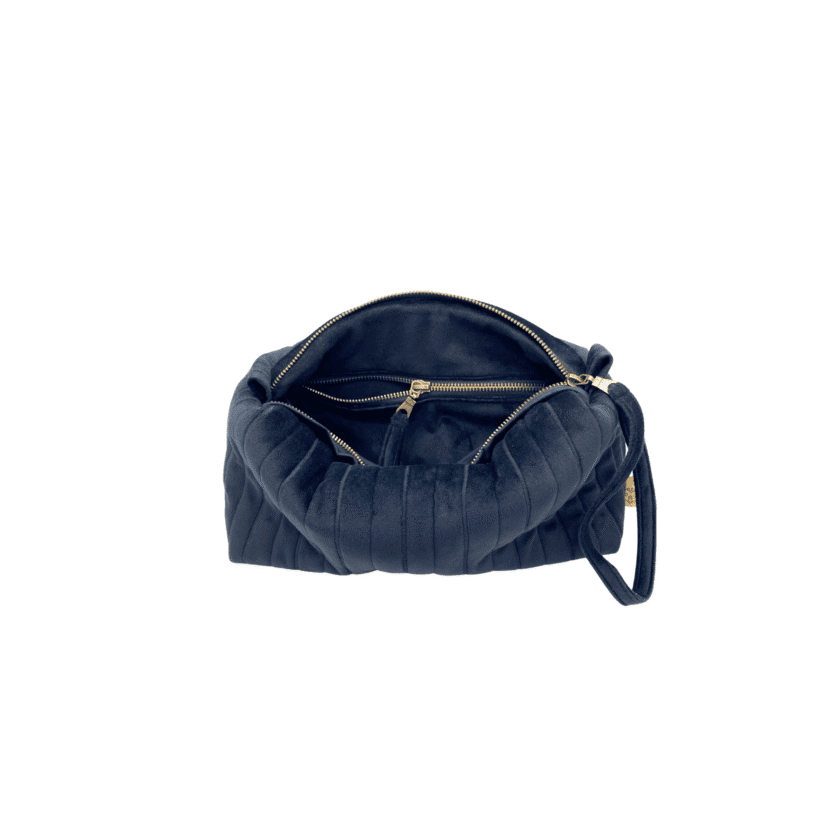 Trousse de voyage velours noir larges côtes matelassées ouverte — zip laiton vieilli et intérieur velours noir, fabriquée à Lyon