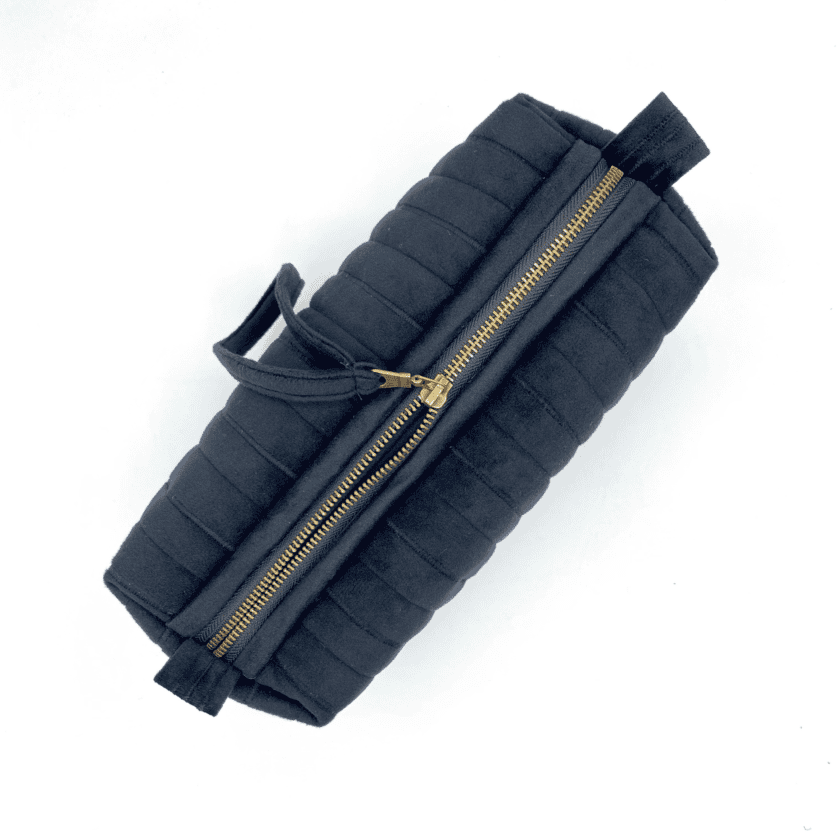 Vue de dessus de la Rec Côte — zip laiton vieilli no.5 sur velours noir larges côtes matelassées, anse assortie