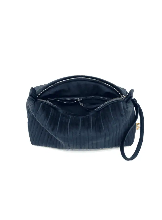 Trousse de toilette velours noir fin matelassé ouverte — zip laiton vieilli et intérieur velours noir, fabriquée à Lyon