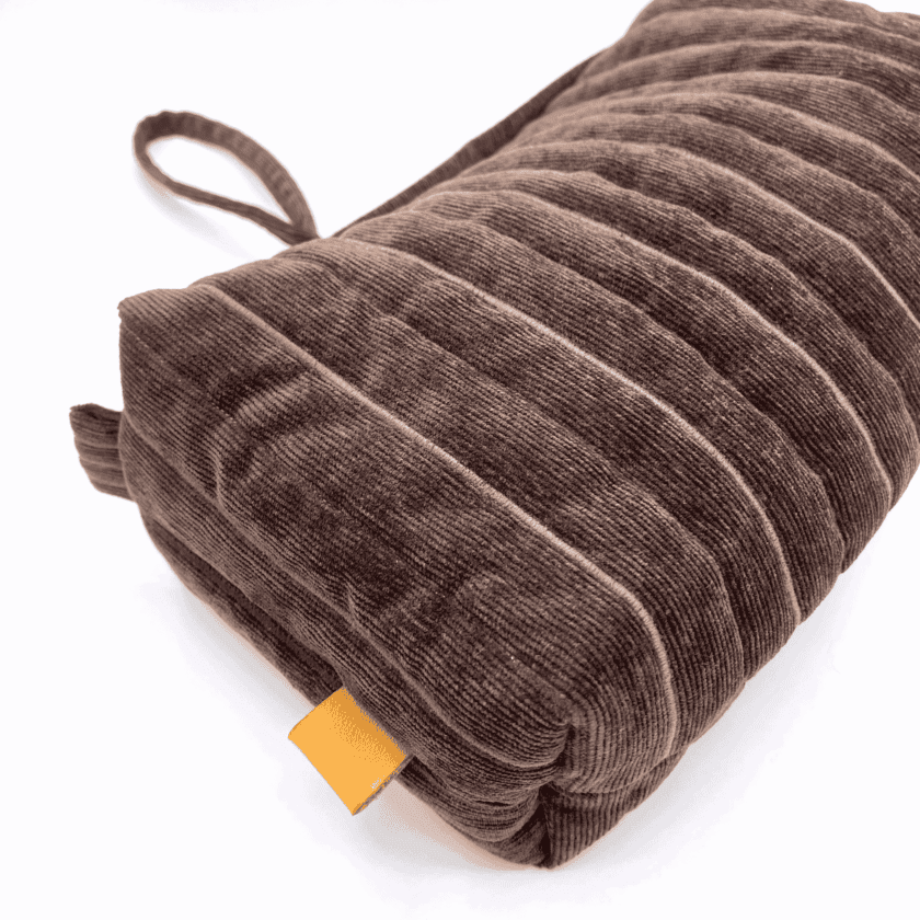Rec Noyer trousse de toilette velours côtelé brun fermée — texture matelassée et anse assortie, fabriquée à Lyon