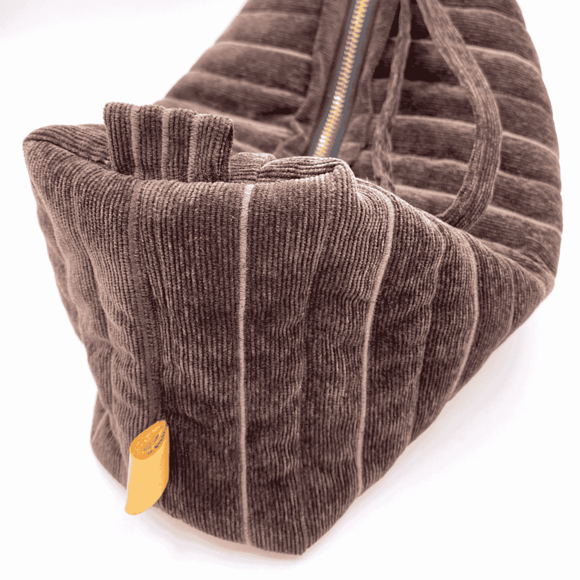 Profil et base de la Rec Noyer — trousse de toilette velours côtelé brun matelassé, structure souple, anse et étiquette cuir moutarde