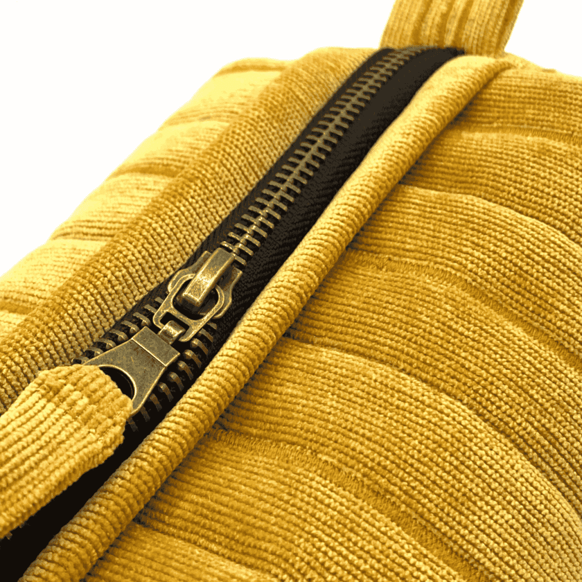Détail curseur zip laiton vieilli no.5 sur velours côtelé jaune — Rec Ocre fabriquée à Lyon