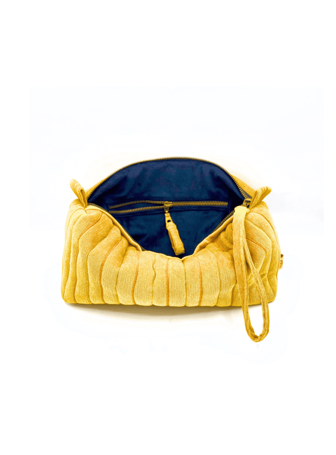Trousse de toilette tissu velours côtelé jaune ocre ouverte — zip laiton vieilli et intérieur velours noir, fabriquée à Lyon